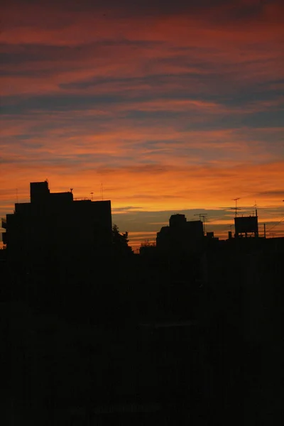 カラフルな夕日の街の垂直ショット — ストック写真