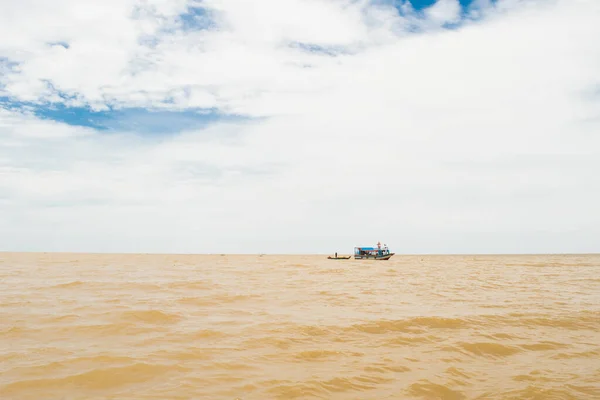 Кампонг Флу Камбодия Августа 2017 Красочная Лодка Плывущая Коричневой Грязной — стоковое фото