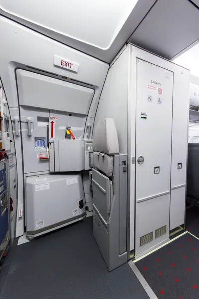 Vorderteil Einer Airbus A320 Kabine Mit Ausstiegstür Und Toilettenabteil — Stockfoto