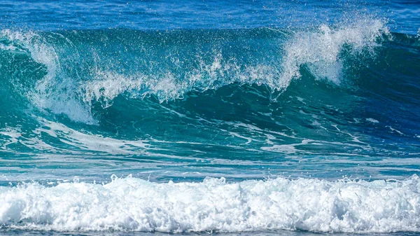 Een Prachtige Opname Van Een Enorme Golf Een Blauwe Zee — Stockfoto