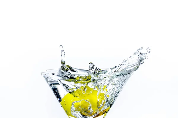 Colpo Verticale Bicchiere Acqua Con Limone Spruzzi Sfondo Bianco — Foto Stock