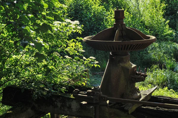 Une Belle Vue Sur Une Fontaine Bois Dessus Rivière Dans — Photo