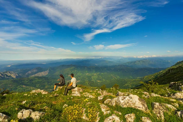 Młoda Para Rozważająca Poglądy Pico Angliru Asturias Hiszpania — Zdjęcie stockowe