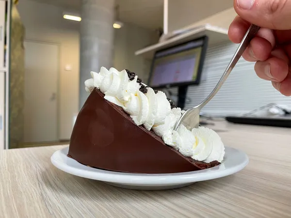 仕事から休憩するのに最適な方法として オフィスで休憩中のおいしいソーサーケーキ — ストック写真