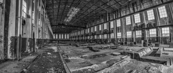 Grayscale Shot Interior Old Abandoned Room Big Windows — Foto Stock