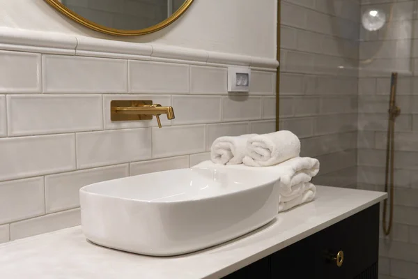 Beau Cliché Lavabo Moderne Dans Salle Bain Avec Des Serviettes — Photo