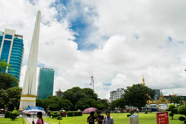 Yangon Myanmar Burma 2017 Augusztus Burmai Függetlenség Emlékmű Fehér Obeliszk — Stock Fotó