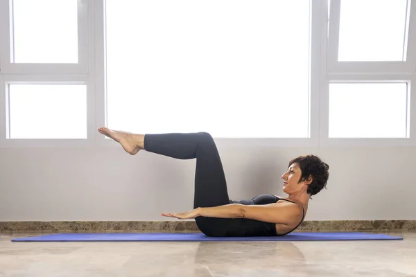 Een Spaanse Vrouw Met Een Yoga Oefening Naast Een Raam — Stockfoto
