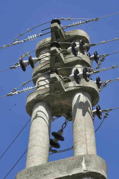 Tiro Vertical Das Linhas Energia Fundo Céu Azul — Fotografia de Stock