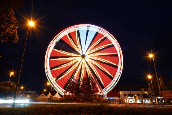 Uma Vista Hipnotizante Uma Roda Gigante Iluminada Parque Diversões Final — Fotografia de Stock
