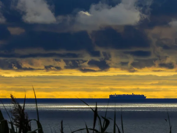 Loď Moři Obzoru Při Západu Slunce — Stock fotografie