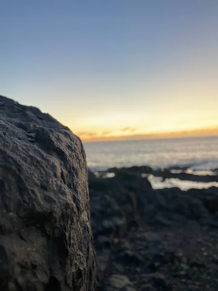 Pionowe Ujęcie Kamienia Morza Tle Zachodzie Słońca Fuerteventura Hiszpania — Zdjęcie stockowe
