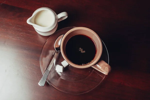 Górny Widok Kostek Cukru Mleka Pobliżu Filiżanki Kawy — Zdjęcie stockowe