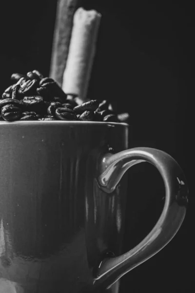 Grayscale Shot Coffee Beans Mug — Stock Photo, Image