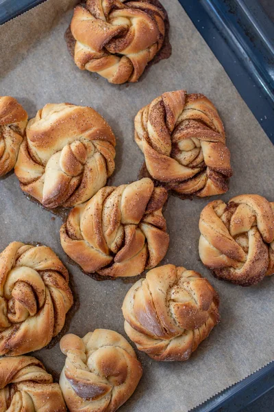 Vertikal Utsikt Över Läckra Hemmagjorda Pumpa Krydda Kanel Bullar Rulle — Stockfoto