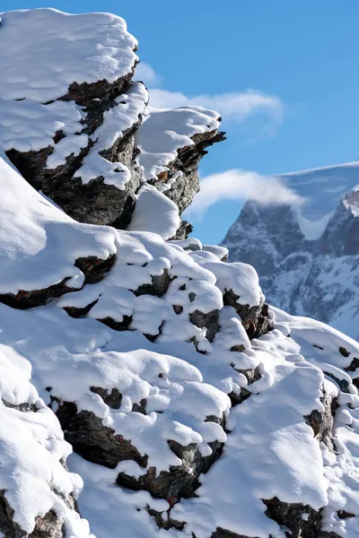 スイスのマッターホルン山の雪に覆われた地質形成の垂直ショット — ストック写真