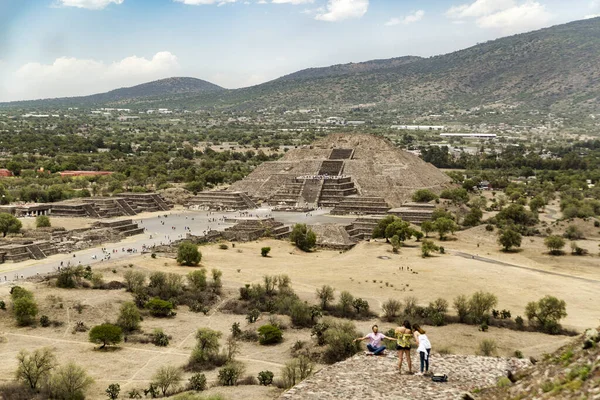 Híres Ősi Történelmi Piramis Hold Mexikóban Kék Felhős Alatt — Stock Fotó