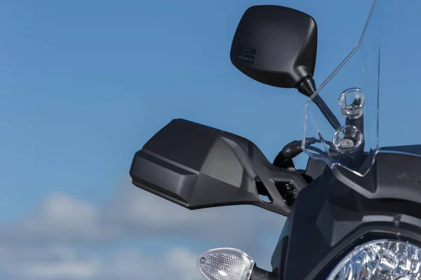 Detailní Záběr Zrcadla Moderního Motocyklu Zaparkovaného Venku — Stock fotografie