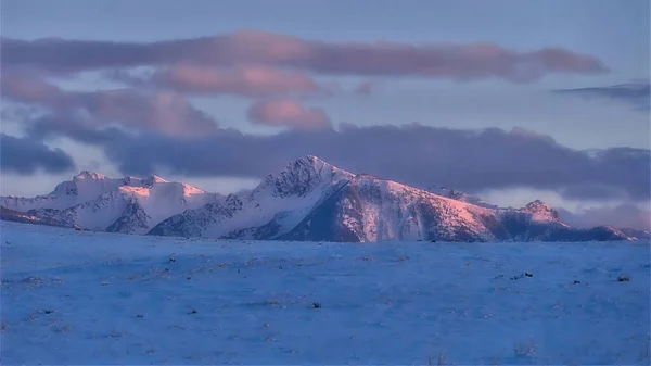 Прекрасный Зимний Вид Горы Покрытые Снегом — стоковое фото