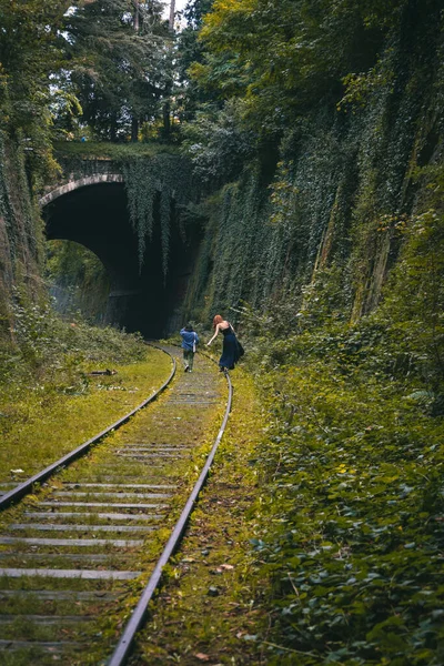 Vertical Shot People Walking Railway — Zdjęcie stockowe