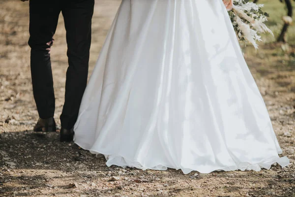 Primo Piano Sposa Sposo Che Camminano Visibili Solo Gambe — Foto Stock