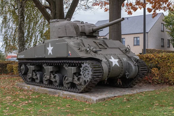比利时莫佩滕 2021年10月30日 比利时莫帕廷根 2021年10月30日 位于比尔森的M4A4雪曼坦克纪念碑 林堡省 秋天阴天 有选择的重点 — 图库照片