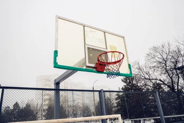 Una Bella Vista Innevata Campo Basket Edifici Sullo Sfondo Nebbioso — Foto Stock