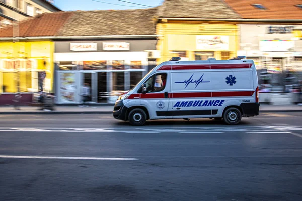 Ambulans Rusar Genom Gatorna — Stockfoto