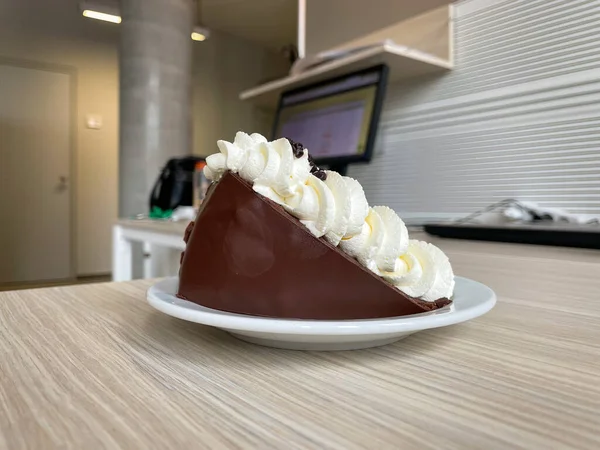 仕事から休憩するのに最適な方法として オフィスで休憩中のおいしいソーサーケーキ — ストック写真