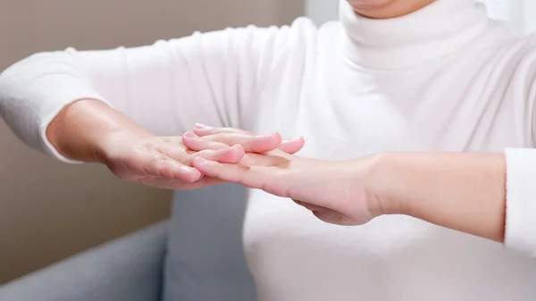 Nahaufnahme Von Jungen Frauenhänden Die Selbst Eine Handmassage Durchführen Beruhigen — Stockfoto