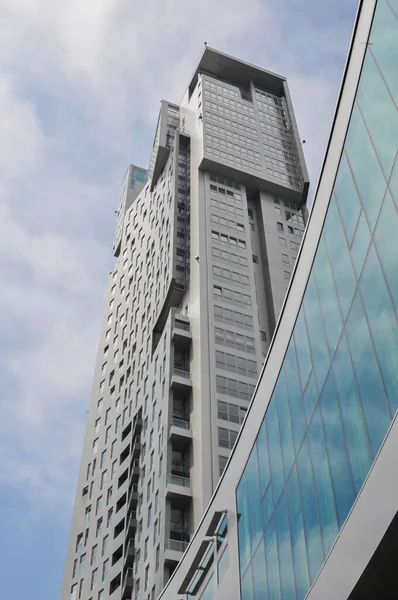 近代的な高層ビルの低い角度 — ストック写真