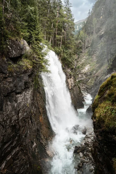 Die Ruhige Landschaft Eines Wasserfalls Einem Bezaubernden Wald — Stockfoto