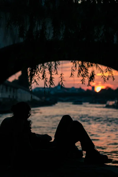 Silhouette Lovely Couple Lake Sunset — стоковое фото