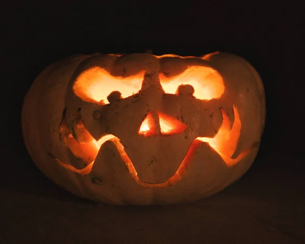 Gros Plan Une Citrouille Halloween Sculptée Concept Halloween — Photo