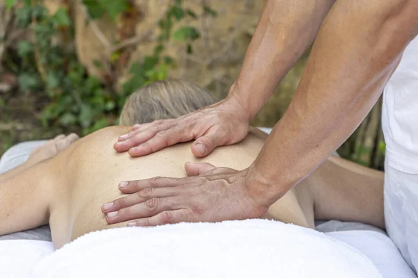 Homem Massajar Costas Uma Mulher Livre — Fotografia de Stock