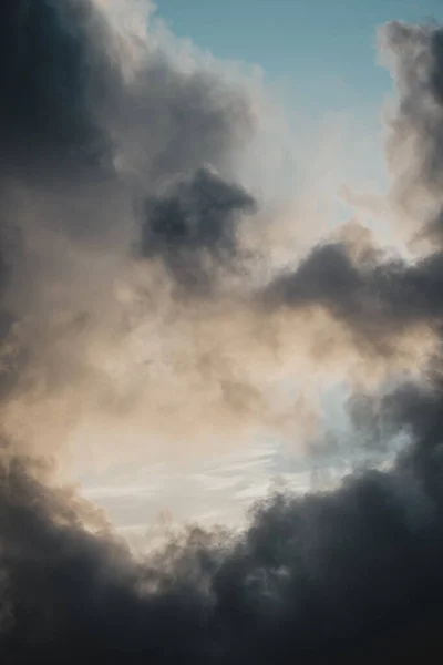 Egy Függőleges Lövés Drámai Felhők Égen — Stock Fotó