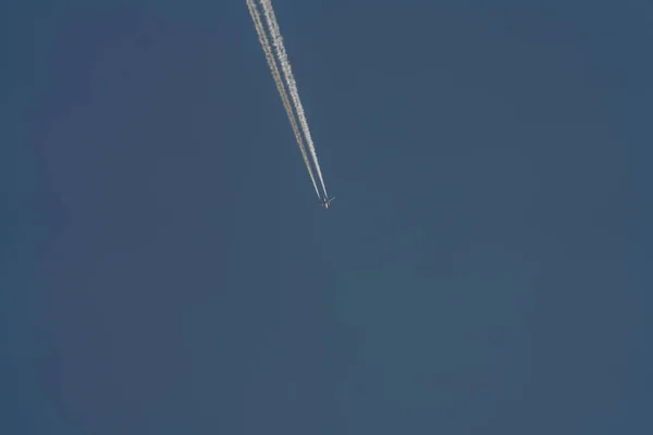 Mavi Gün Işığında Uçan Bir Uçağın Alçak Açılı Görüntüsü — Stok fotoğraf