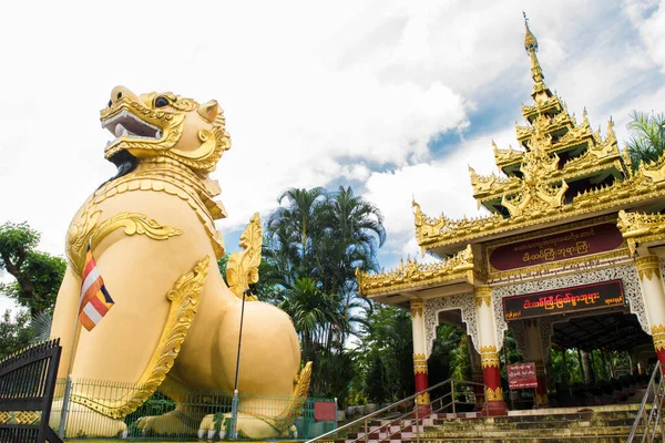 Yangon Myanmar Burma Aug 2017 Gul Chinthe Staty Leogryph Lejon — Stockfoto