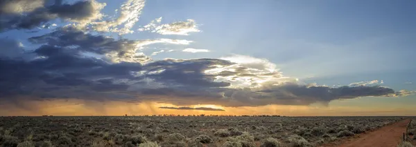 Bulutlu Gökyüzünün Altında Güzel Bir Manzara — Stok fotoğraf