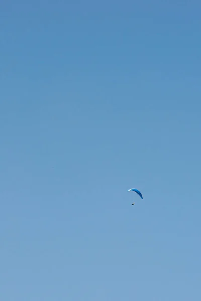 Tiro Baixo Ângulo Paraquedas Céu — Fotografia de Stock