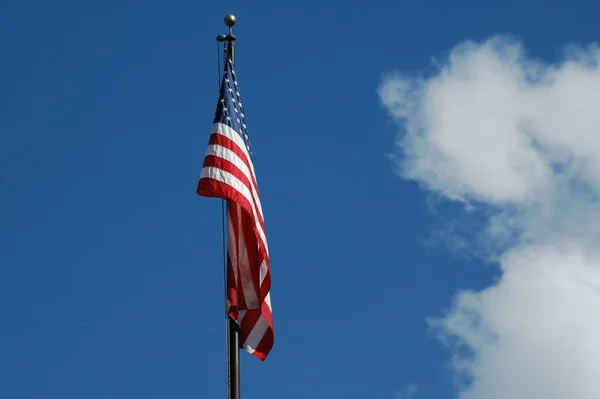 Die Flagge Der Vereinigten Staaten Gegen Den Sonnigen Himmel — Stockfoto