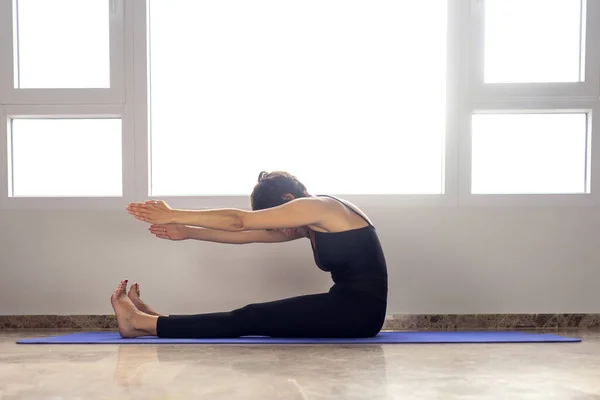 Spansk Kvinna Med Yogaövning Bredvid Ett Fönster — Stockfoto