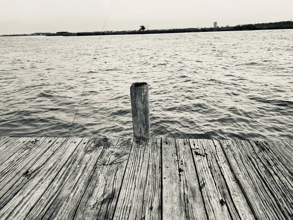 Una Vista Muelle Mar Ondulado Escala Grises —  Fotos de Stock