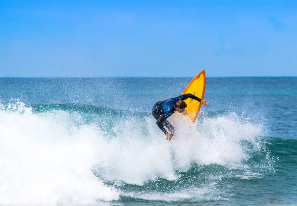 Florianopolis Brazil 2019年4月1日 一名专业冲浪运动员在圣卡塔里纳岛上的鼹鼠海滩冲浪 — 图库照片