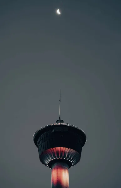 Calgaria Canada Nov 2021 Torre Calgary Con Luna Splendente Sopra — Foto Stock