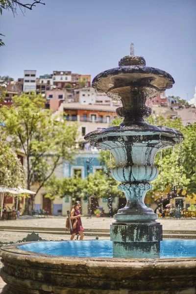Colpo Verticale Una Vecchia Fontana Una Giornata Sole Guanajuato Messico — Foto Stock