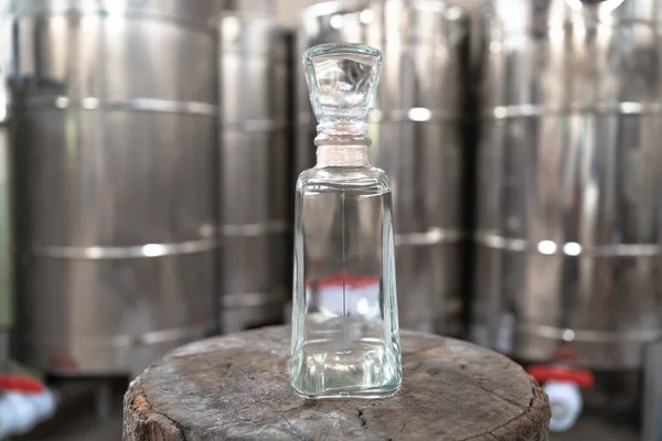 Ένα Διαφανές Μπουκάλι Λευκής Τεκίλας Που Φτιάχνεται Στο Εργοστάσιο — Φωτογραφία Αρχείου