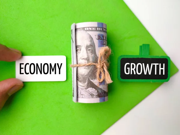 Zbliżenie Rolki Dolara Między Napisami Gospodarka Wzrost Zielonym Tle — Zdjęcie stockowe