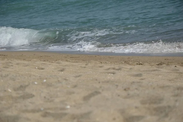 Une Belle Scène Plage Sable Près Eau Mer Par Une — Photo