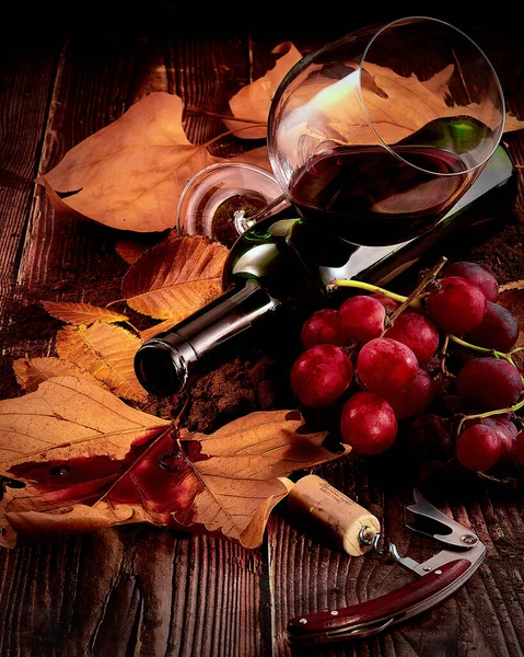 Вертикальный Снимок Красного Бокала Бутылки Открывашки Винограда Осенних Листьев Деревянном — стоковое фото